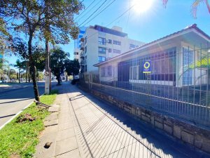 Casa comercial com 568m², 20 vagas, São João em Porto Alegre