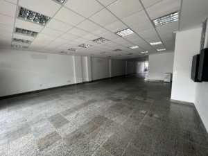 Loja com 350m², 4 vagas, Passo Da Areia em Porto Alegre